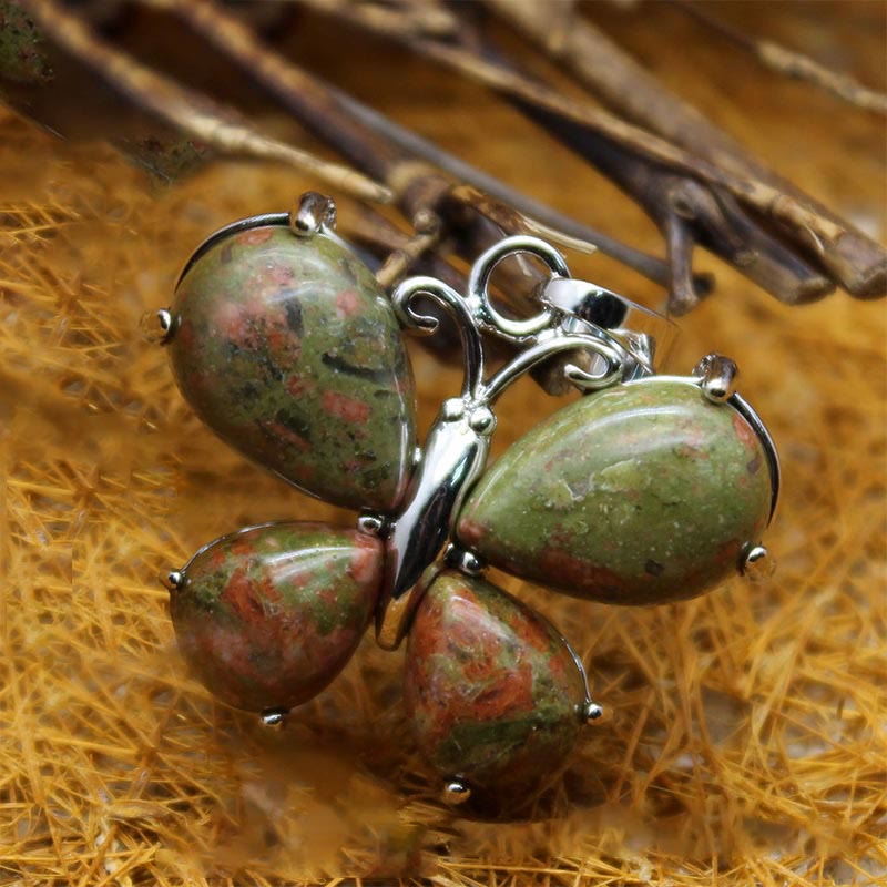 Collar con forma de mariposa y piedras preciosas de cristal natural de Olivenorma