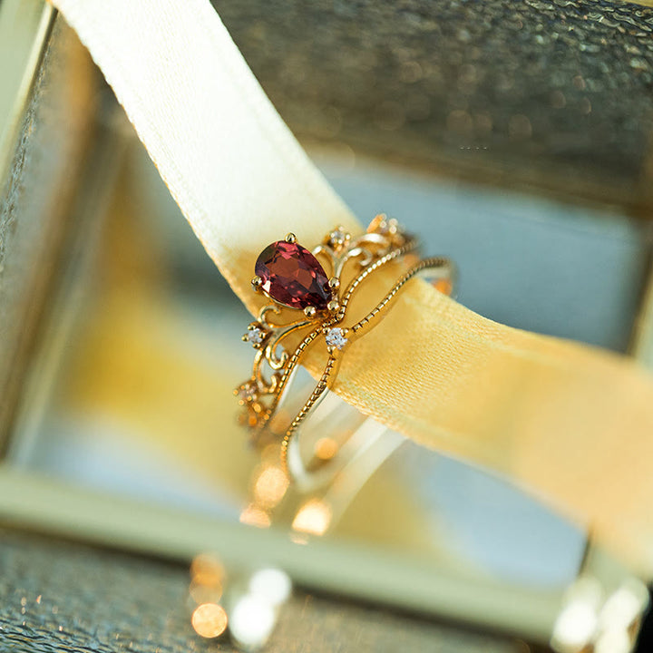 Juego de anillos ajustables apilables con corona de granate rojo de Olivenorma