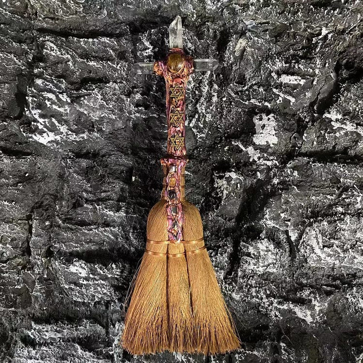 Adorno ritual de bruja con escoba de cristal de Olivenorma