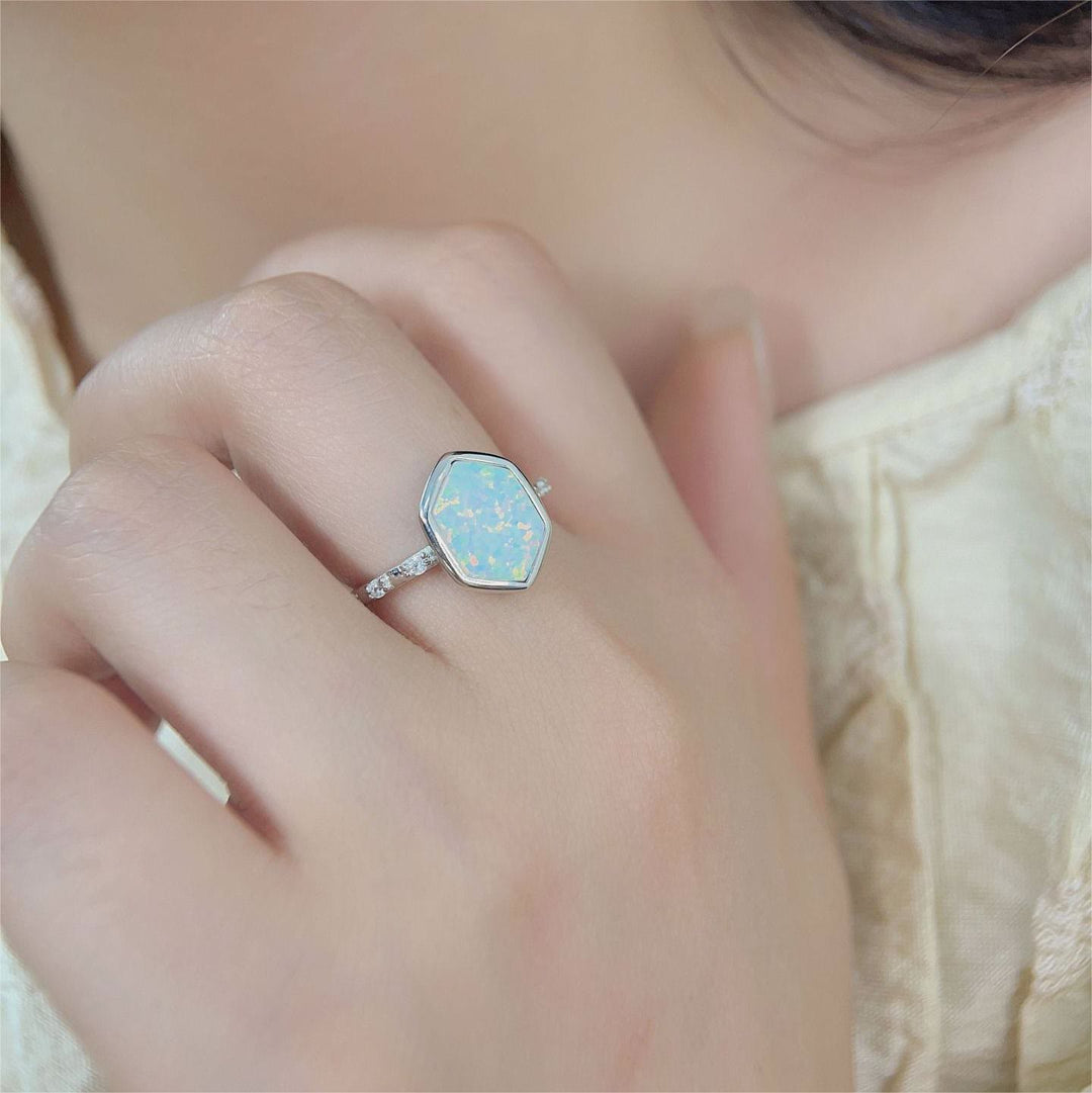 Anillo de circonita áspera con ópalo hexagonal de Olivenorma