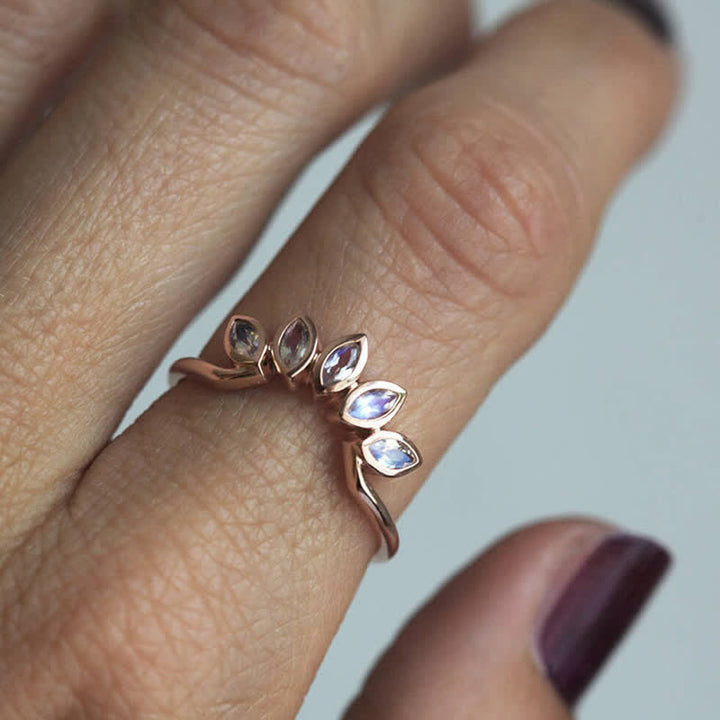 Anillo de 3 piezas con piedra lunar y flor de sol de Olivenorma “Diosa de las mareas”