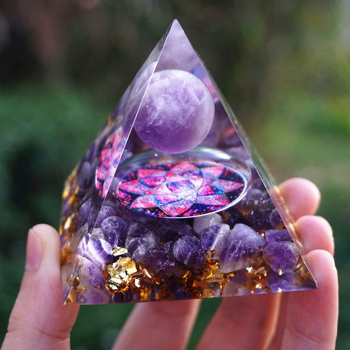 Esfera de amatista de Olivenorma con cristales de amatista Pirámide de orgón 