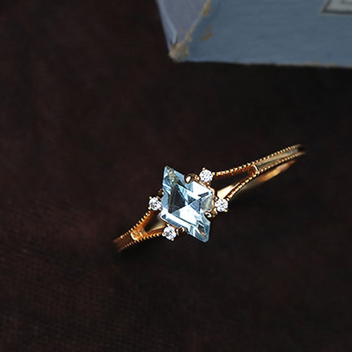 Anillo de diamantes y circonitas blancas con aguamarina de Olivenorma