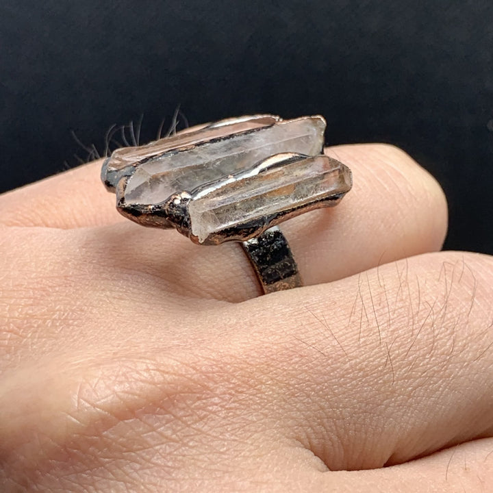 Anillo ajustable de triple combinación irregular de cuarzo transparente natural de Olivenorma 