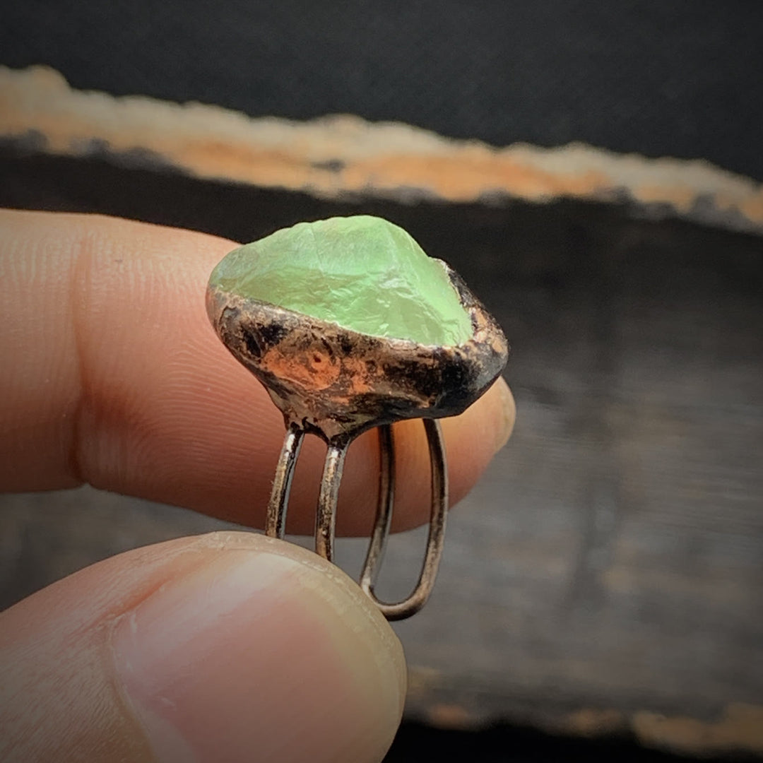 Anillo ajustable con doce piedras de nacimiento de piedra irregular natural en bruto de Olivenorma 