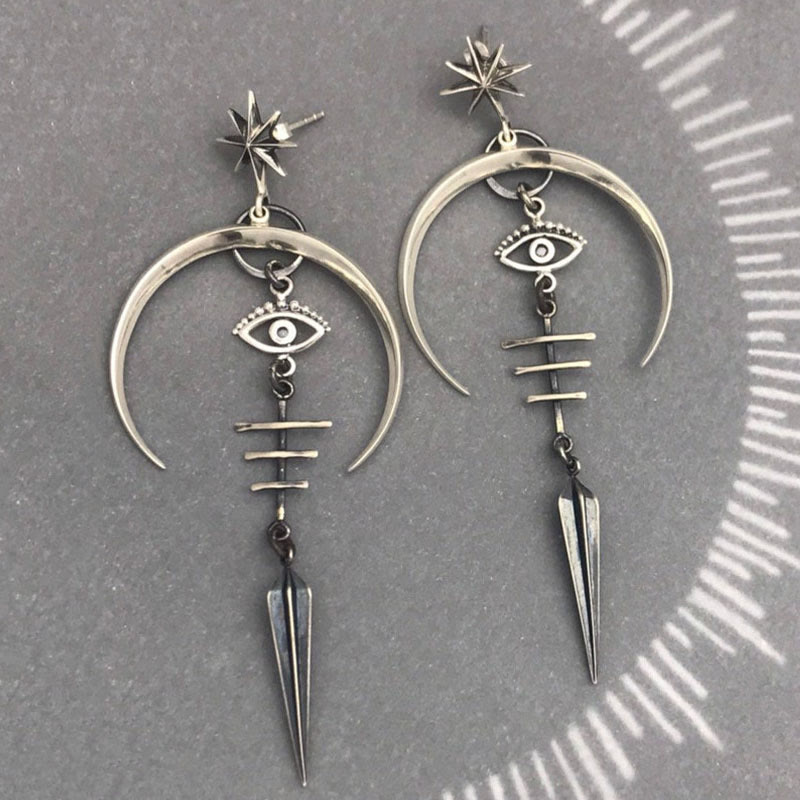 Pendientes de media luna con forma de ojo malvado de Olivenorma
