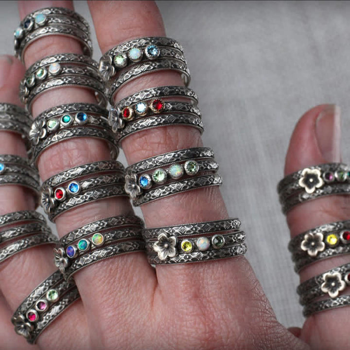 Anillo con piedras de nacimiento de flores grabado y personalizado de Olivenorma
