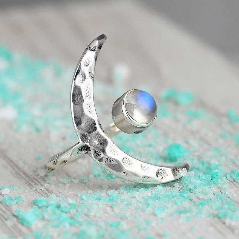Anillo de luna creciente con piedra lunar de Olivenorma 