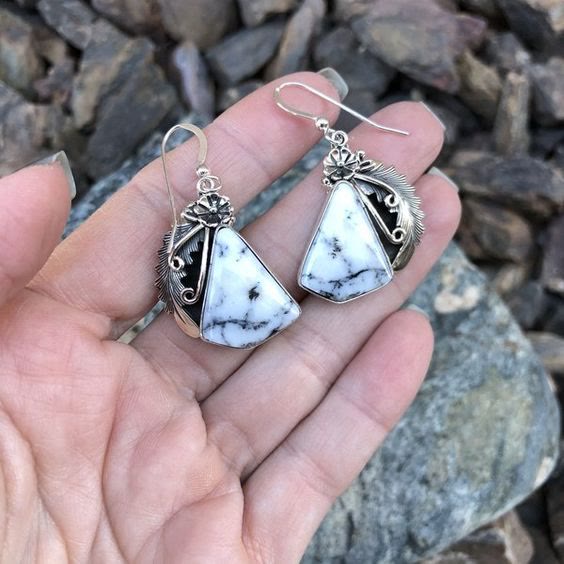 Pendientes de plumas talladas en plata y turquesa blanca de Olivenorma