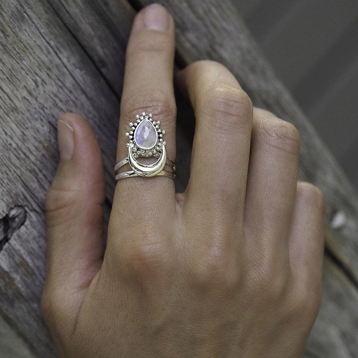 Anillo de piedra lunar con forma de luna creciente