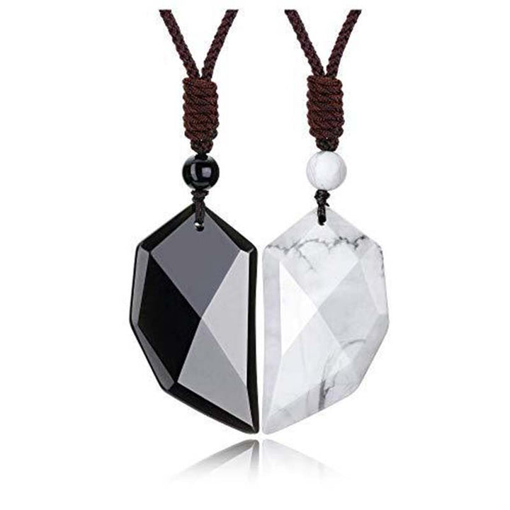 Collar con forma de corazón de cuarzo transparente y obsidiana de Olivenorma 