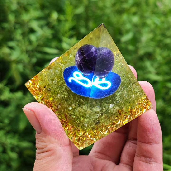 Pirámide de orgón del zodíaco Leo de amatista y peridoto de Olivenorma
