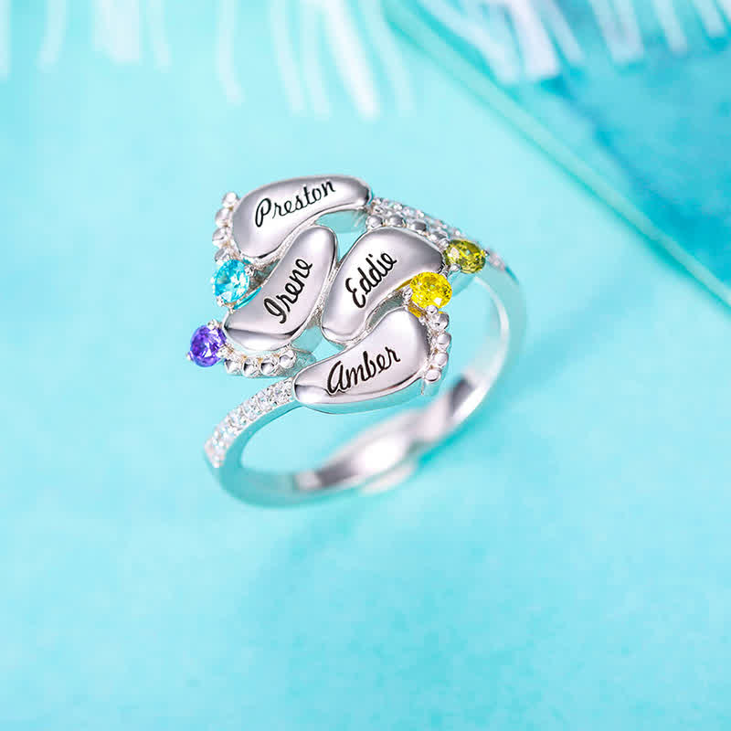 Anillo con piedras de nacimiento grabadas con pies de bebé de Olivenorma Creative