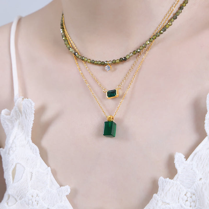 Collar con colgante de peridoto y aventurina verde esmeralda de Olivenorma 