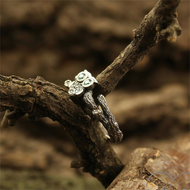 Anillo de compromiso de plata con búho en la rama y esmeralda de Olivenorma 