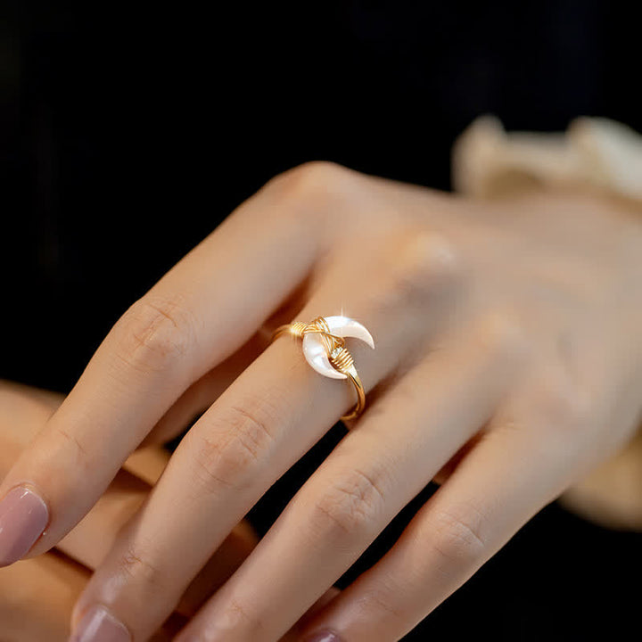 Anillo ajustable abierto con media luna de nácar de Olivenorma