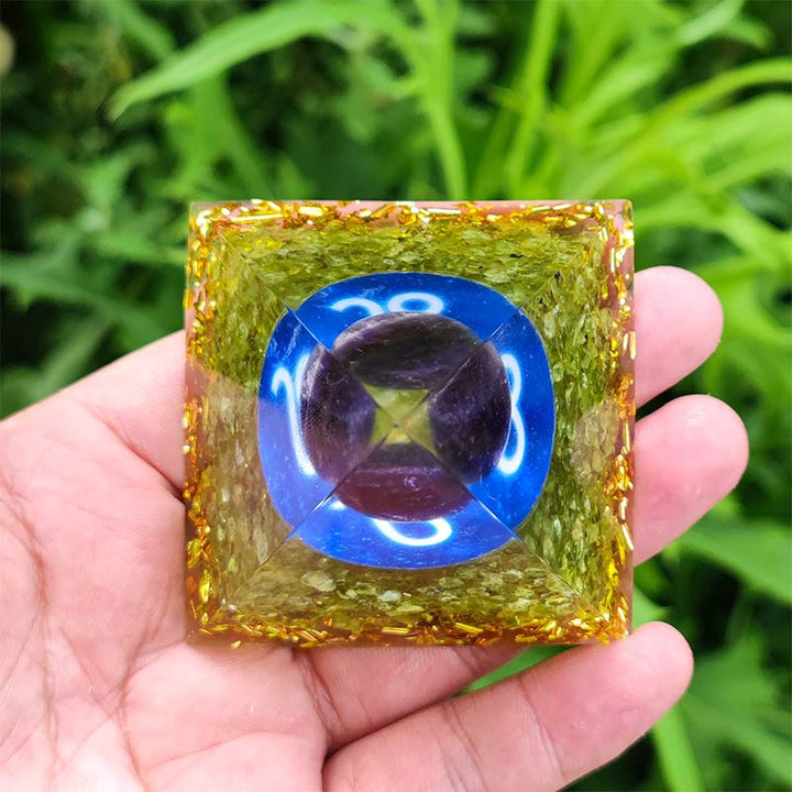 Pirámide de orgón del zodíaco Leo de amatista y peridoto de Olivenorma