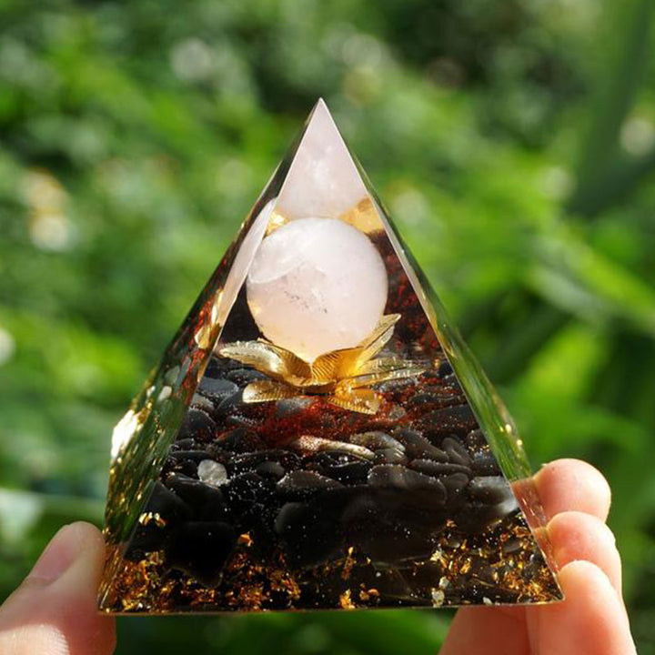 Pirámide de orgón con símbolo de loto de obsidiana y cuarzo transparente de Olivenorma 
