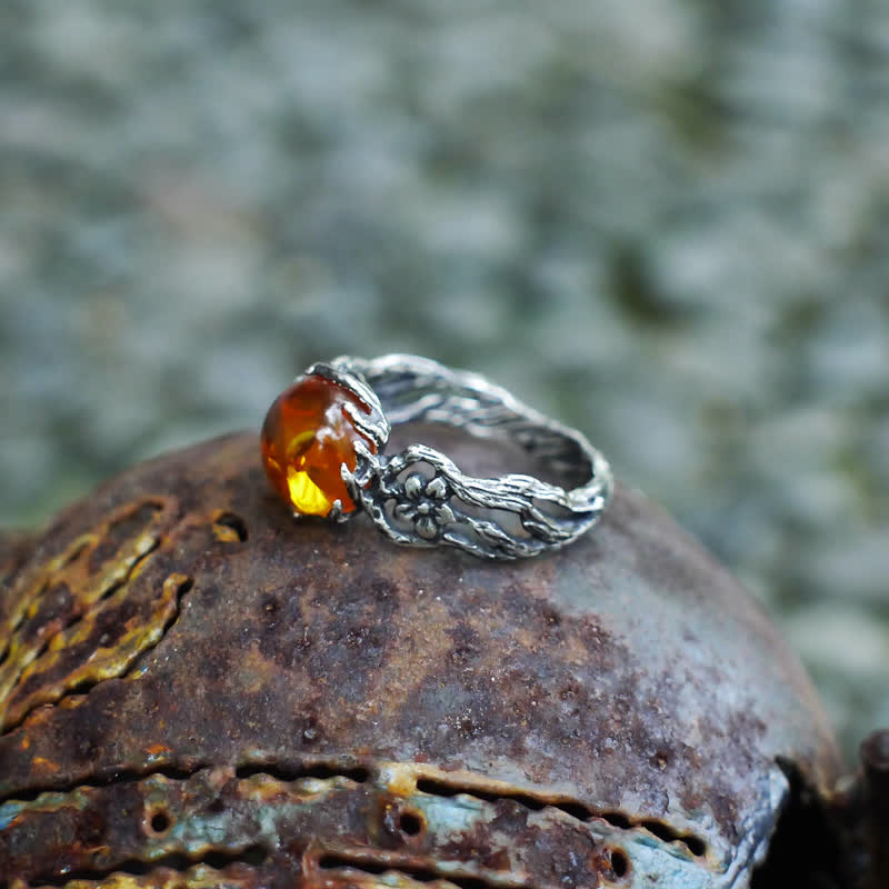 Anillo antiguo de plata con flor de ámbar.