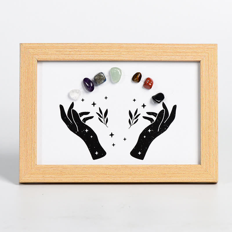 Marco de fotos de madera con cristales y piedras de chakras de Olivenorma Hands