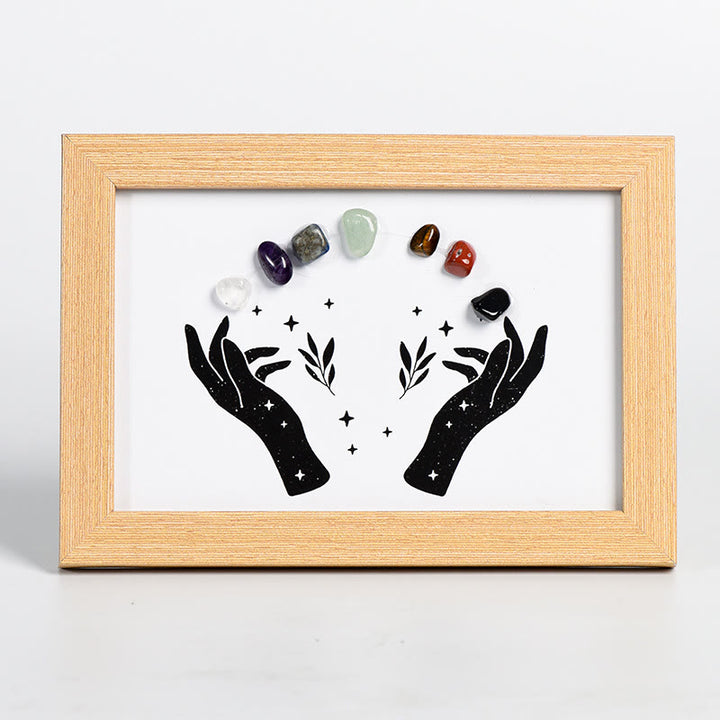 Marco de fotos de madera con cristales y piedras de chakras de Olivenorma Hands