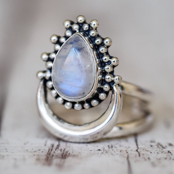 Anillo de piedra lunar con forma de luna creciente