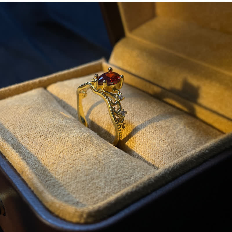 Anillo ajustable con modelado de corona de granate de Olivenorma 