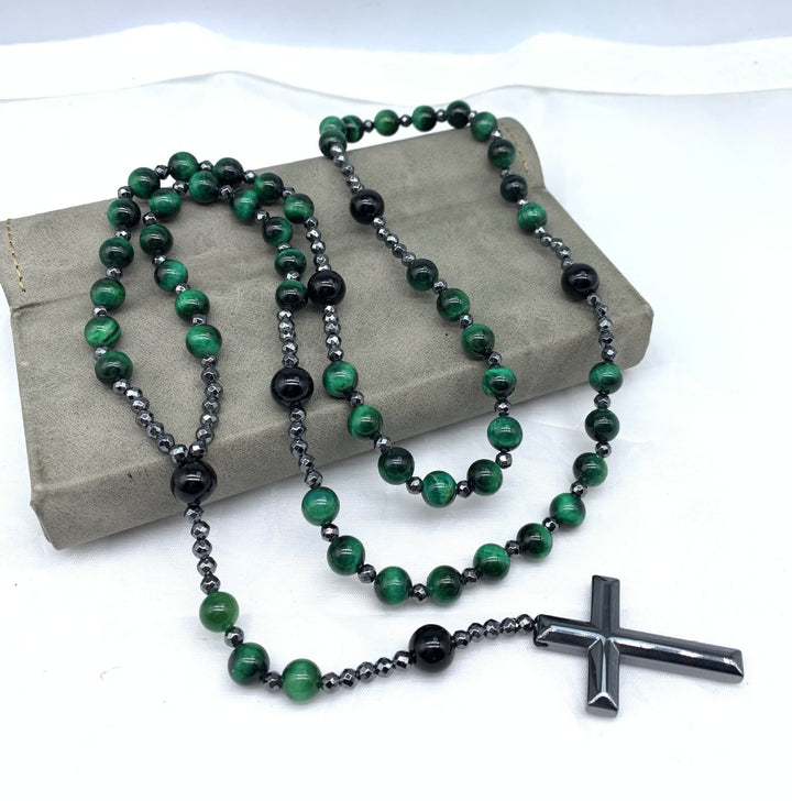 Collar rosario para hombre con cruz de lapislázuli y ojo de tigre de Olivenorma