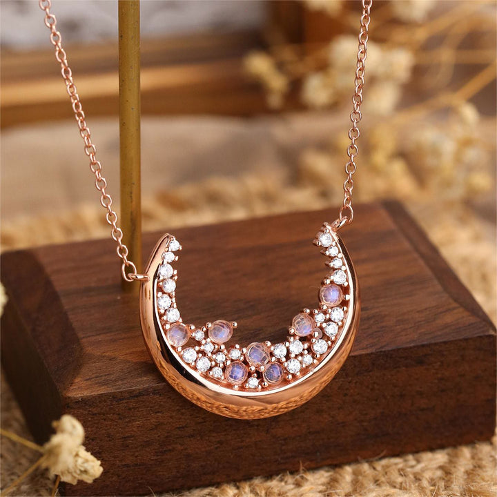 Collar con colgante de piedra lunar natural en forma de media luna de Olivenorma S925