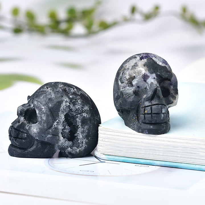 Artesanía con calaveras grabadas en cristal de Olivenorma , decoración con piedras preciosas