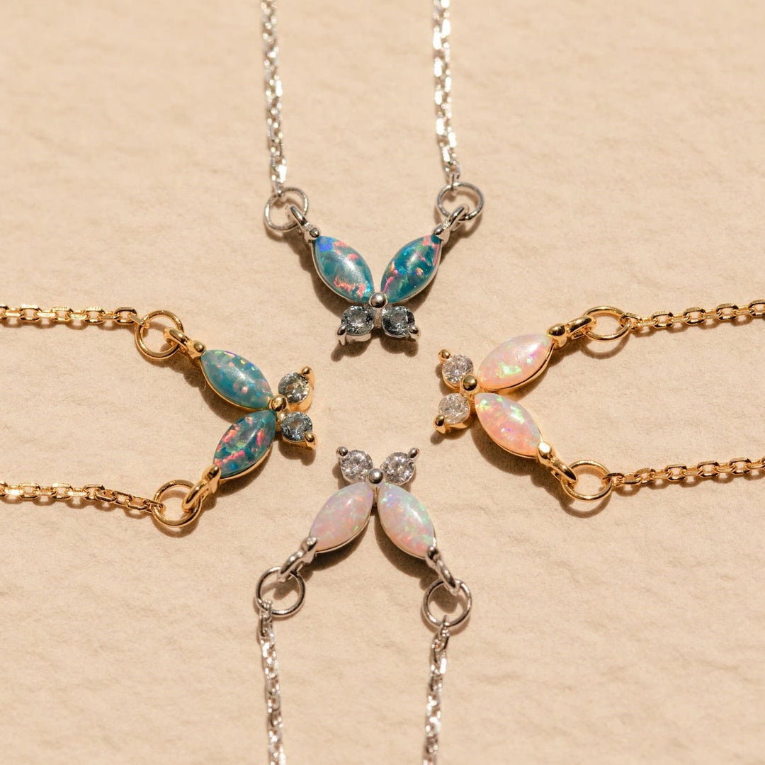 Collar de acero y titanio con colgante de mariposa de ópalo azul y rosa de Olivenorma