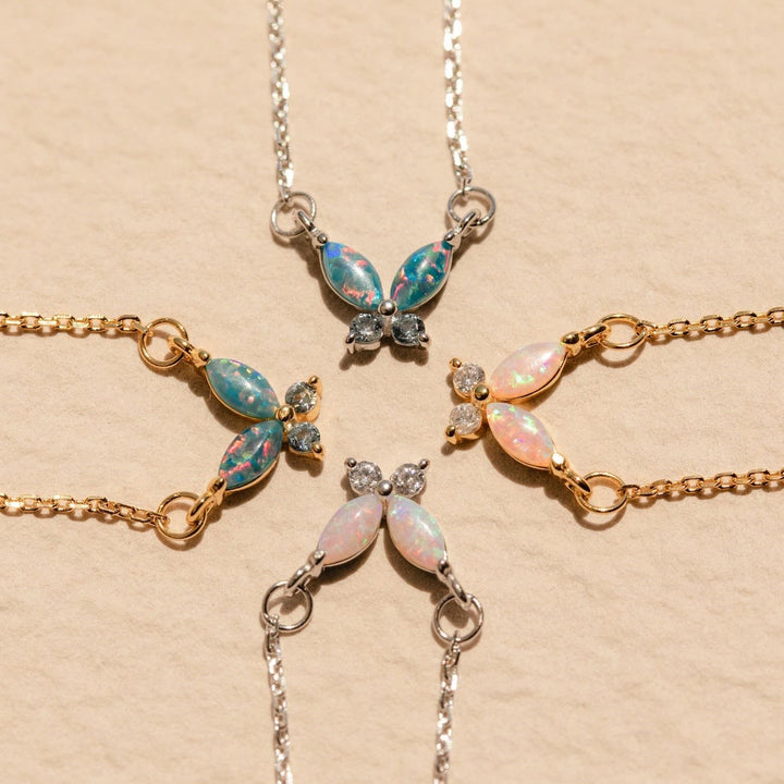 Collar de acero y titanio con colgante de mariposa de ópalo azul y rosa de Olivenorma