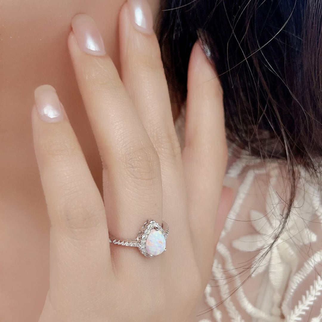 Anillo de compromiso de tres puntas con circonita blanca y ópalo en forma de gota de Olivenorma 