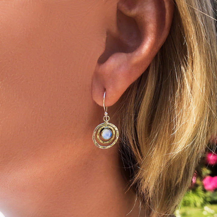 Pendientes con corte circular y piedras preciosas