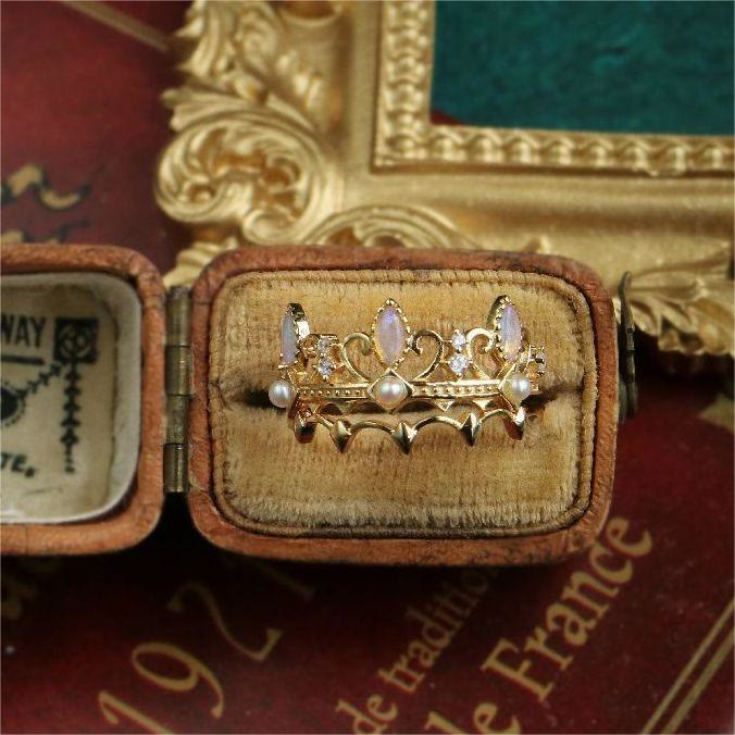 Anillo con corona de Rapunzel y perla de agua dulce opalita de Olivenorma 