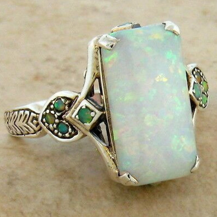 Anillo nupcial de orgón cuadrado con ópalo de Olivenorma