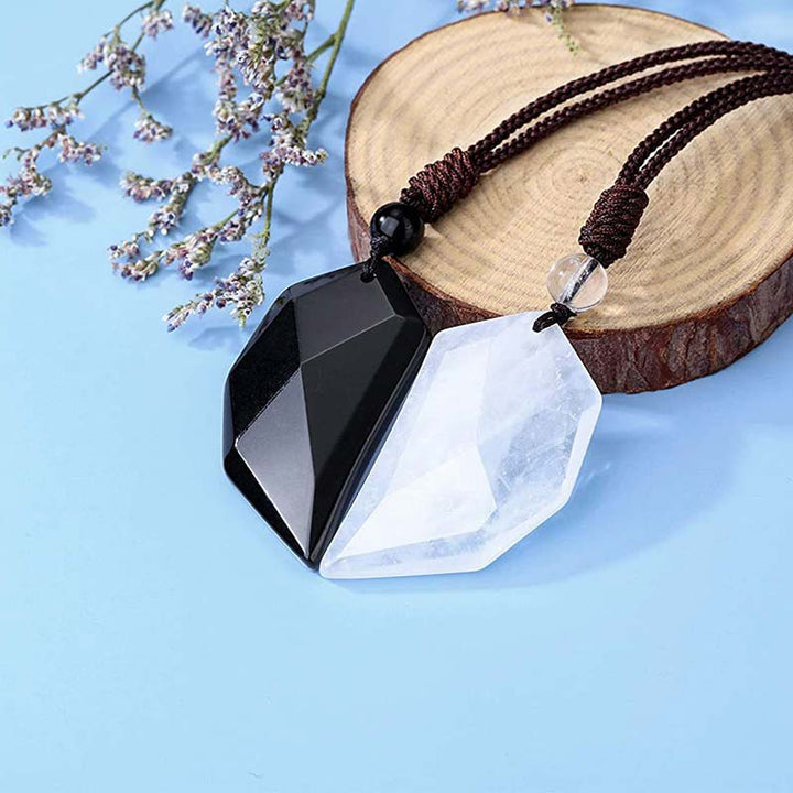 Collar con forma de corazón de cuarzo transparente y obsidiana de Olivenorma 