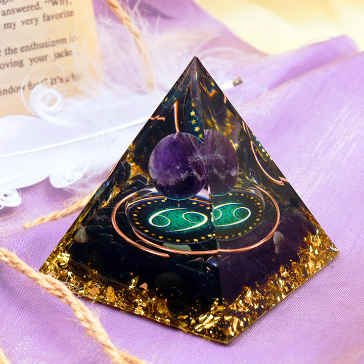 Pirámide de orgón del zodiaco Cáncer con esfera de amatista y obsidiana de Olivenorma
