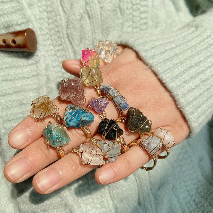 Anillo de piedra preciosa envuelta en alambre irregular en bruto natural de Olivenorma