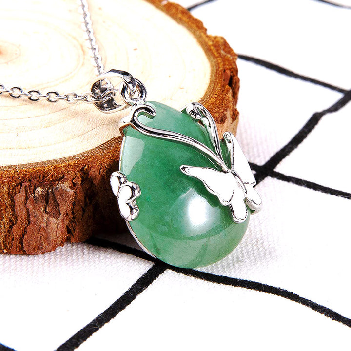 Collar de piedras preciosas con alas de mariposa de cristal.