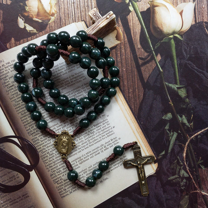 Collar con colgante de cruz con medalla sagrada de ágata musgosa de Olivenorma