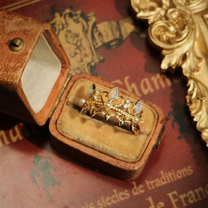 Anillo con corona de Rapunzel y perla de agua dulce opalita de Olivenorma 