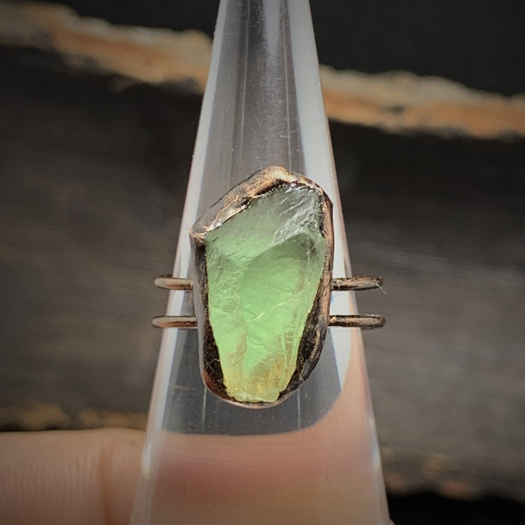 Anillo ajustable con doce piedras de nacimiento de piedra irregular natural en bruto de Olivenorma 