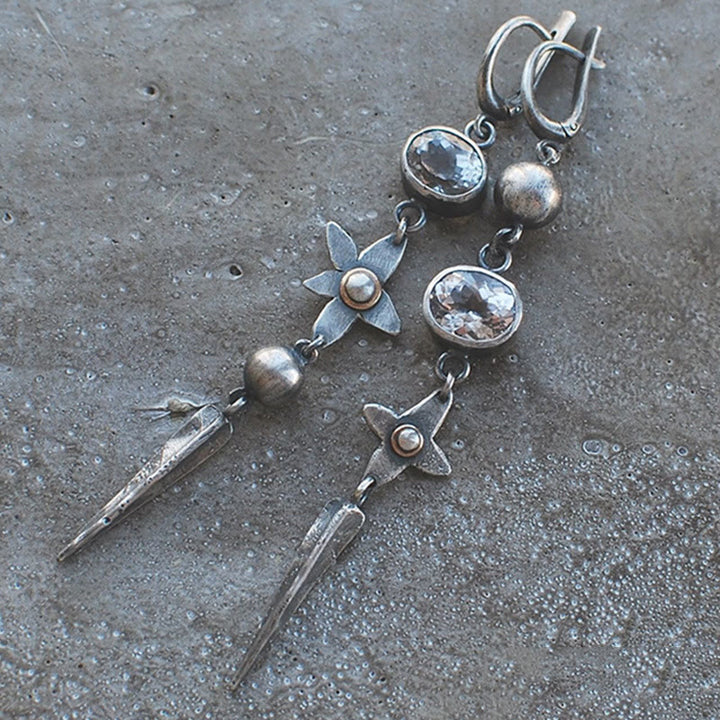 Pendientes largos con forma de estrella y diamantes de imitación bañados en plata y diseño geométrico de Olivenorma