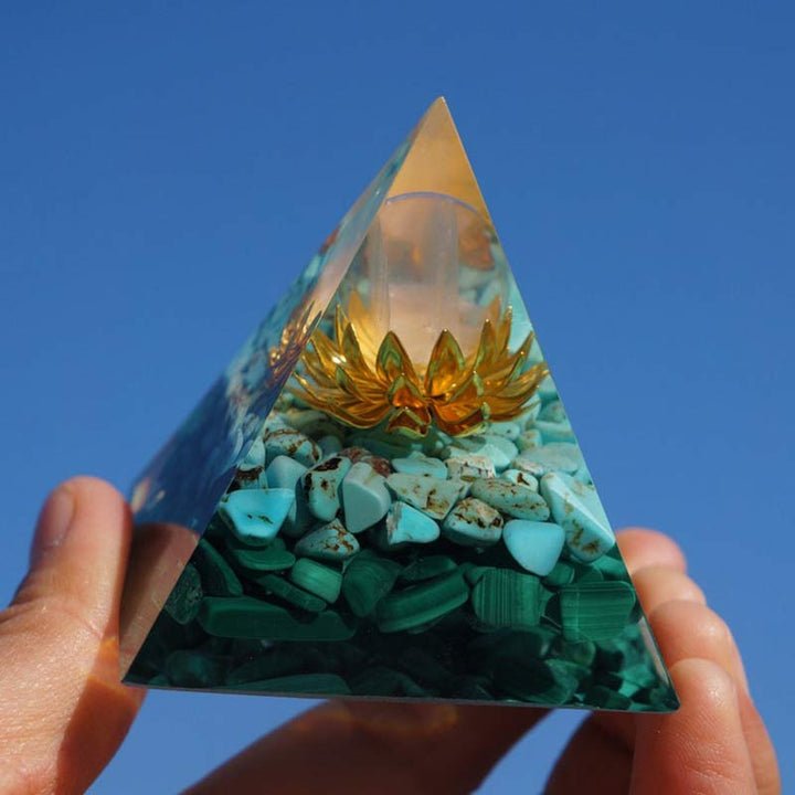 Pirámide de orgón con símbolo de loto de malaquita y turquesa de cristal transparente de Olivenorma