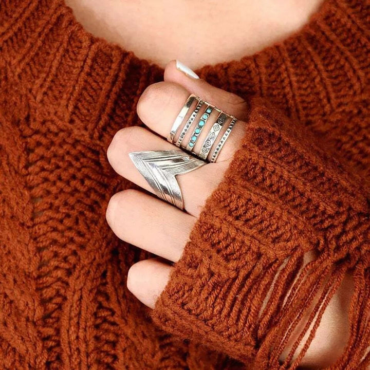 Anillo de plata de ley con turquesa tallada y diseño calado bohemio de Olivenorma