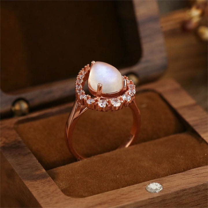 Anillo de oro rosa S925 con circonita blanca y piedra lunar en forma de gota de agua de Olivenorma