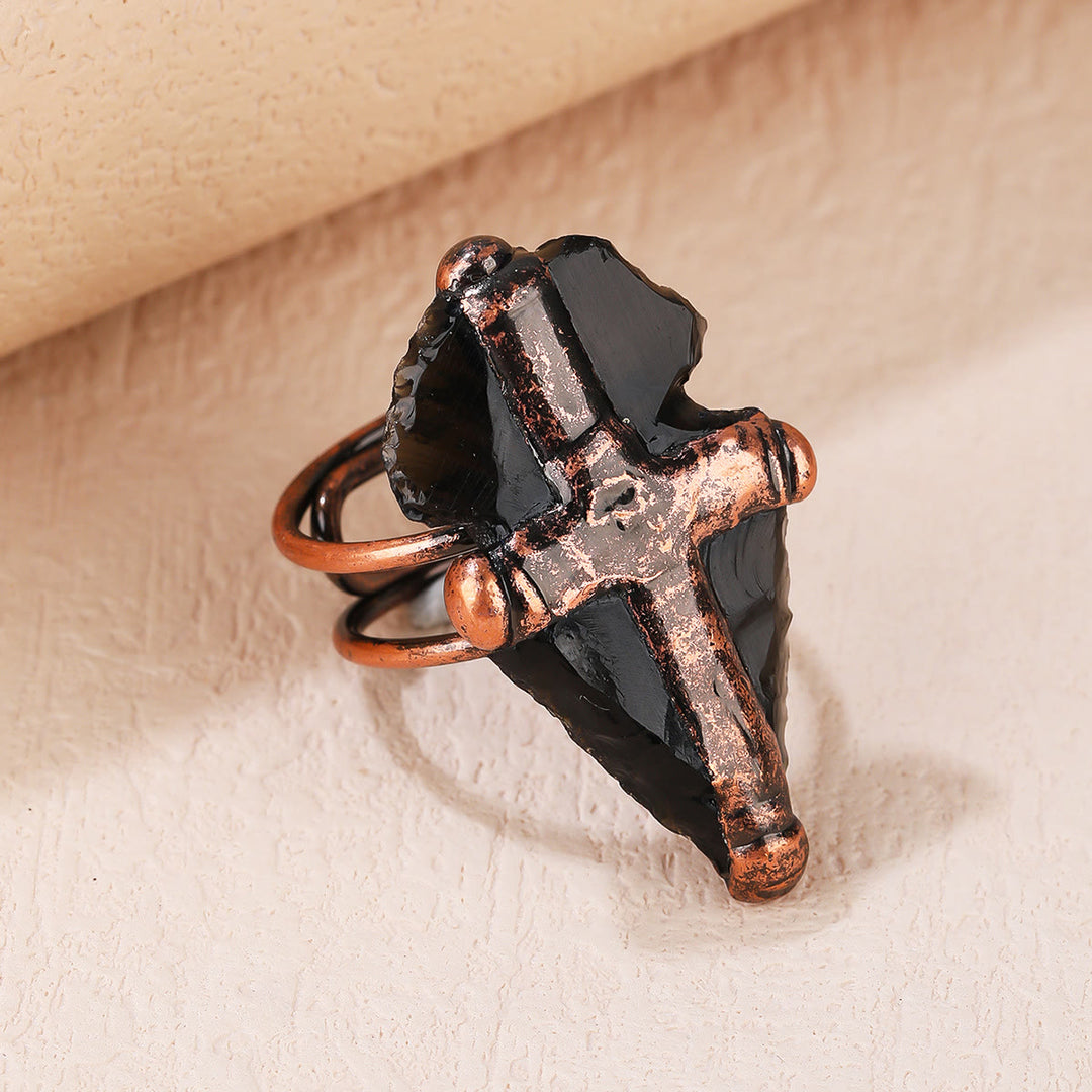 Anillo con forma de cruz y escudo de obsidiana natural de Olivenorma