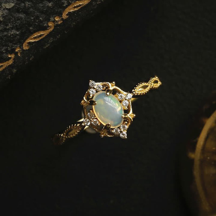 Anillo ajustable de lujo con ópalo ligero de Olivenorma