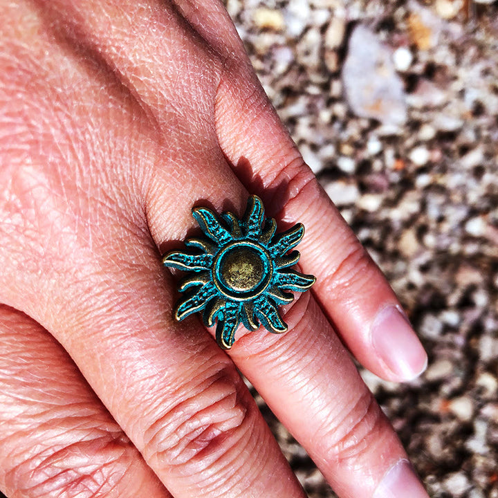 Anillo de bronce exótico gótico con sol verde oscuro de Olivenorma 